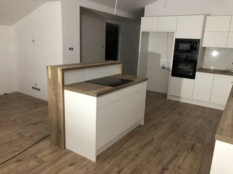 Barek kuchenny z drewnianym blatem
