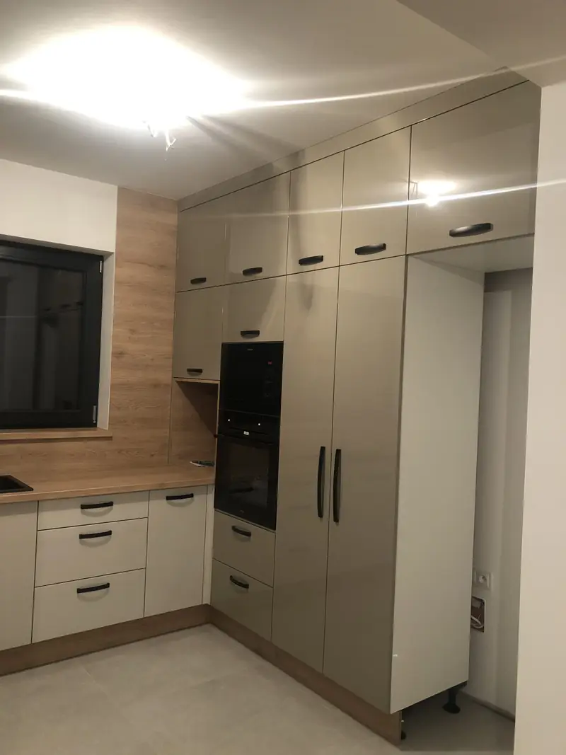 Kuchnia szara z wysoką zabudową