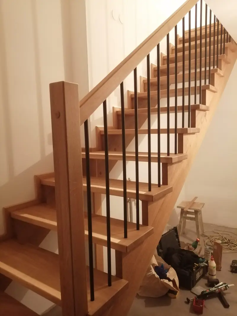 Schody dębowe z metalową balustradą