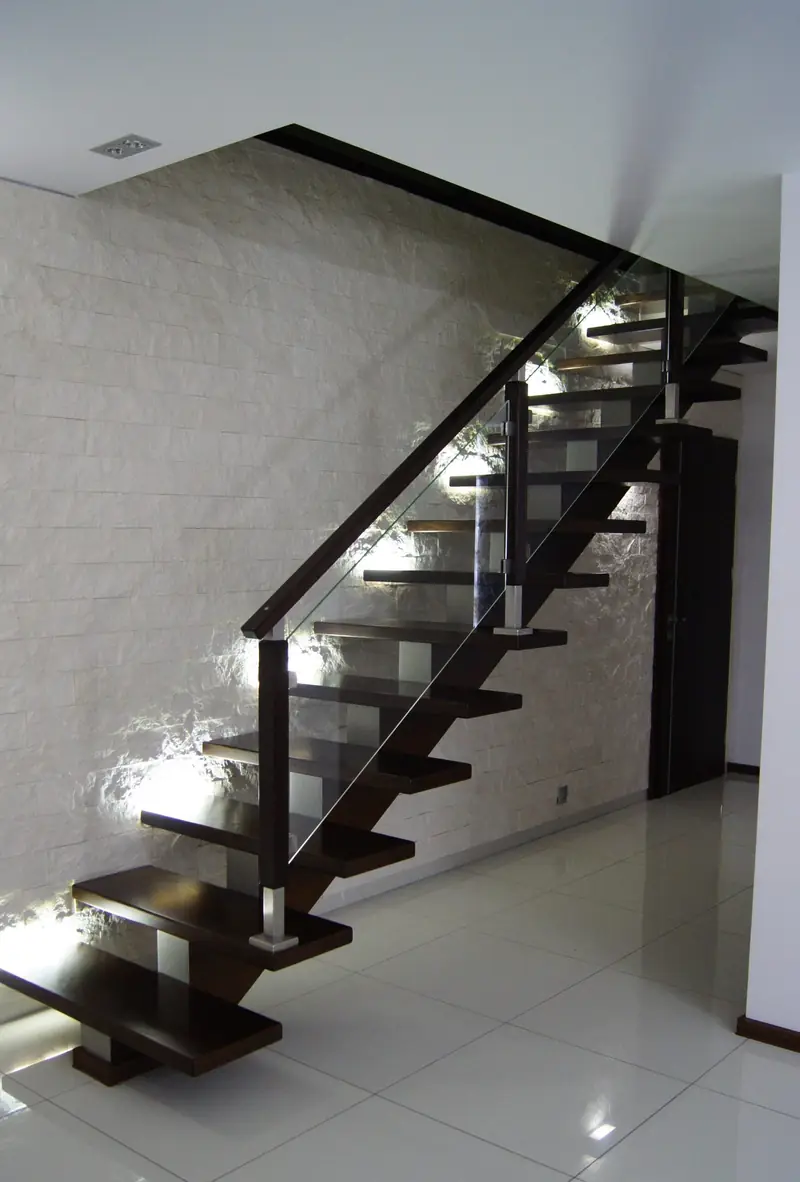 Schody drewniane z balustradą ze szkła
