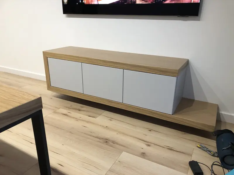 Szafka RTV z dębowym blatem